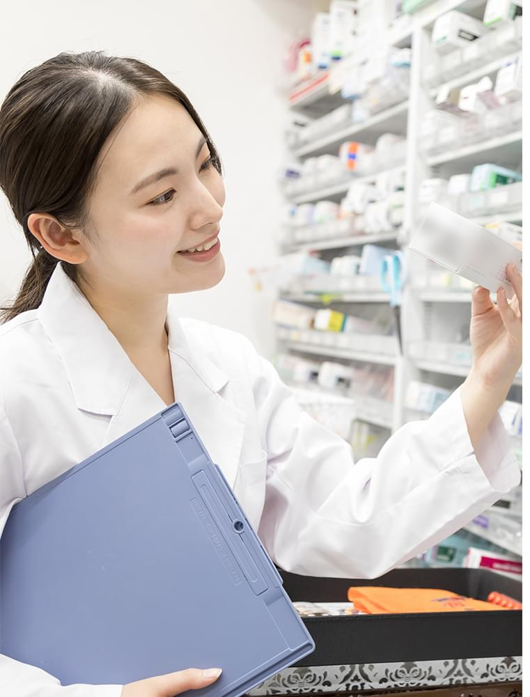 薬を眺める女性