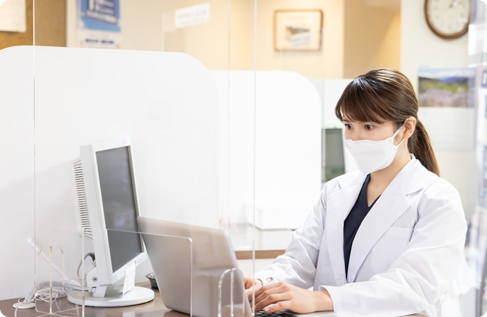 PCを操作する女性