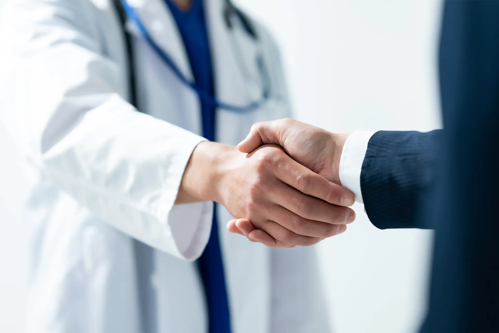 医者と握手